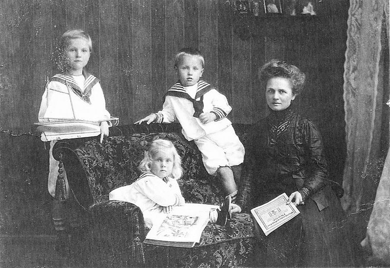 File:Gerhard, Johannes, Mutter Elisabeth und Reinhilde Wolburg 1910-edited.jpg