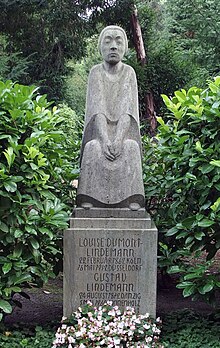 Das Grab auf dem Nordfriedhof Düsseldorf, ziert eine Plastik von Ernst Barlach. Die geschlossenen Augen in dem flächigen Gesicht zeigen unverkennbar die Züge der Künstlerkollegin Käthe Kollwitz.