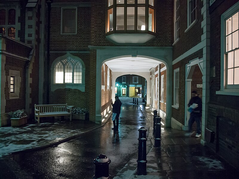 File:Gray's Inn in the snow (8399091260).jpg