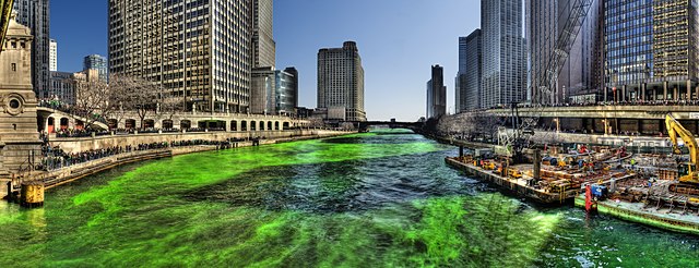 נהר שיקגו צבוע בירוק לכבוד חגיגות יום פטריק הקדוש.