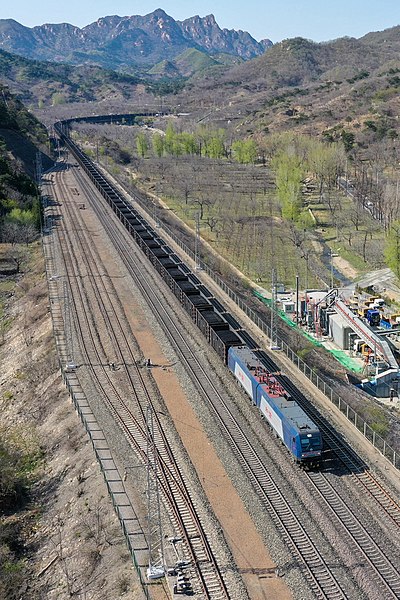 File:HXD1 Heading East Along the Daqin Railway.jpg