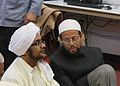 Habib Umar bin Hafiz (venstre) frå Jemen med kvit turban.
