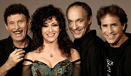 Grupo vocal popular israelense “Hakol Over Habibi” (“Tudo passa, meu amor”) foi uma banda musical israelense que representou seu país no Festival Eurovisão da Canção 1981 com a música “Halayla”. A banda era composta por: Ami Mandelman, Shlomit Aharon, Yuval Dor e Kiki Rothstein. Originalmente, a música “Hallelujah” havia sido oferecida a eles como uma possível participação no Eurovision em 1978, mas eles recusaram. A música chegou a representar Israel em 1979, mas foi interpretada por Milk & Honey, que venceu o concurso daquele ano. (definição 2 431 × 1 417)