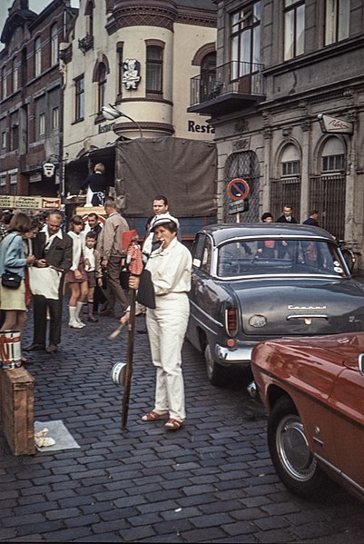 File:Hamburg Fischmarkt Strassenkünstlerin-19670612-RM-074254.jpg