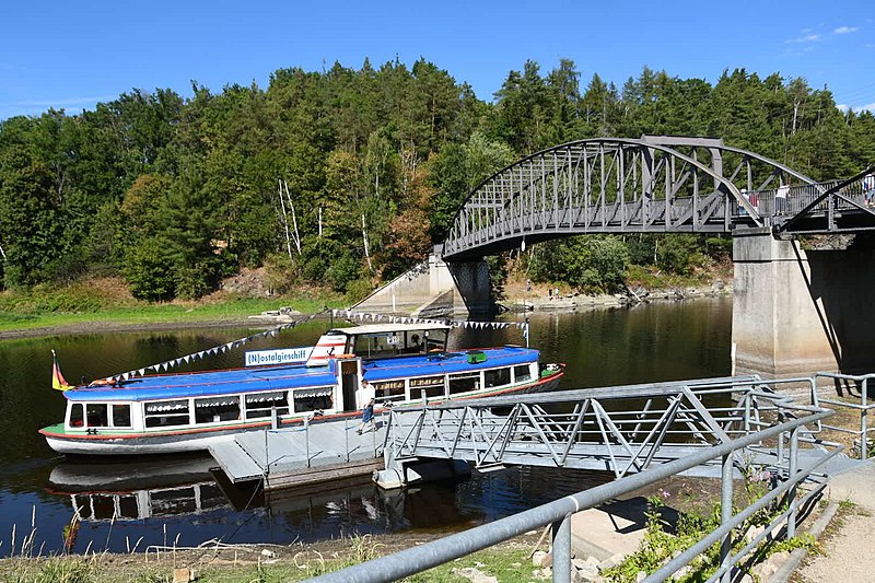 File:Harra Saalebrücke mit (N)OstalgieSchiff.jpg