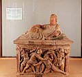 Hermitage hal 130 - Begraafplaats urn met liggende man.jpg