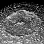 “卡西尼号”拍摄的土卫一赫歇尔撞击坑及中央峰照片。
