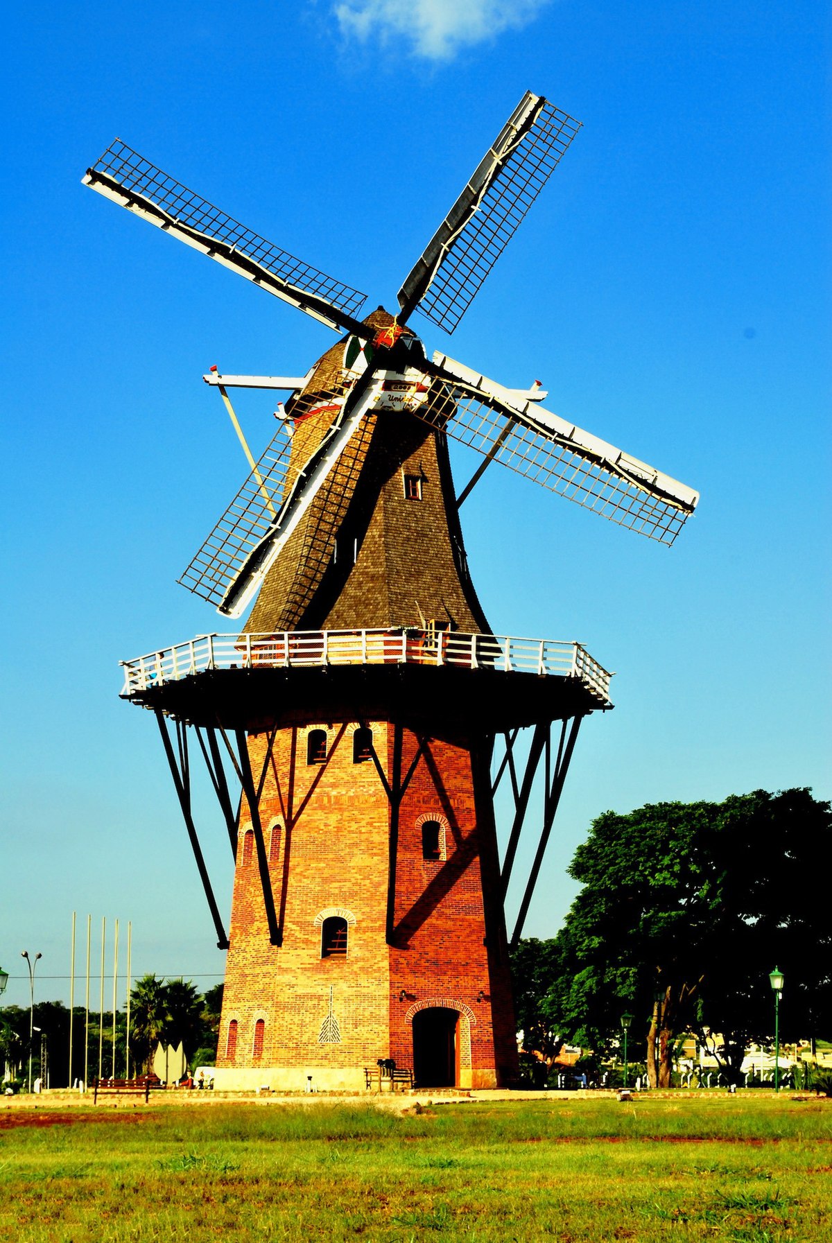 Category:Dois moinhos de vento da Quinta dos Cinco Ventos e Monumento ao  Poeta Árabe - Wikimedia Commons