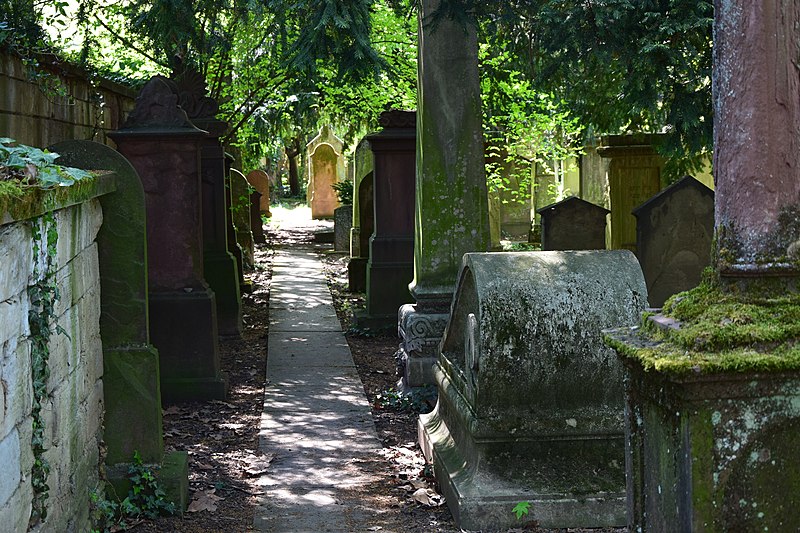 File:Hoppenlaufriedhof Stuttgart Jüdischer Teil 03.jpg