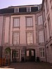 Gevels en daken van Hôtel de Hayme de Bomal, de fontein en de binnenplaats, het trappenhuis en de twee overlopen van de eerste en tweede verdieping en vijf kamers van het appartement van parade