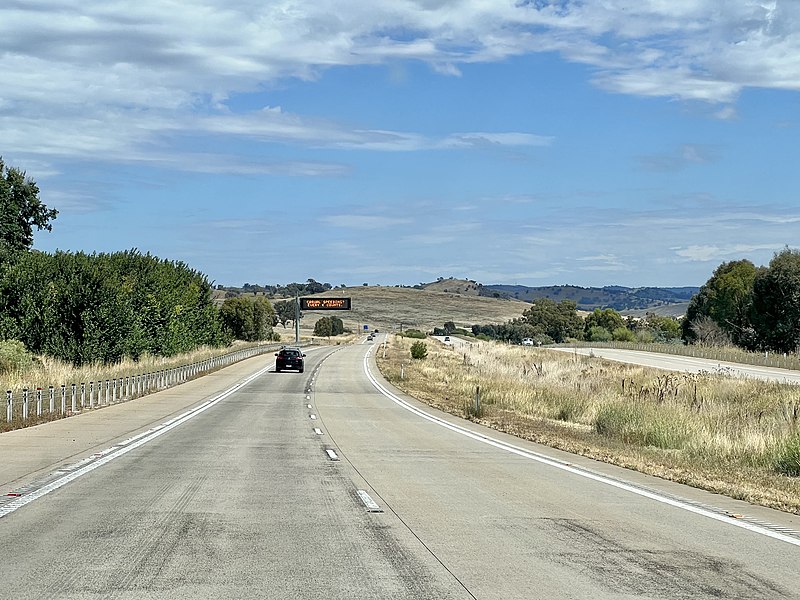 File:Hume Highway around Coolac, New South Wales, 2022.jpg