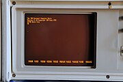 アンバー色のディスプレイ。IBMポータブルPC（1984年発売）のもの。