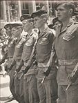 Paraquedistas israelenses armados com Uzis em 1958.