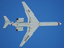 La forme de la voilure est typique d'un avion de ligne à réaction, à une exception près : le bord d'attaque présente une pointe à mi-longueur.
