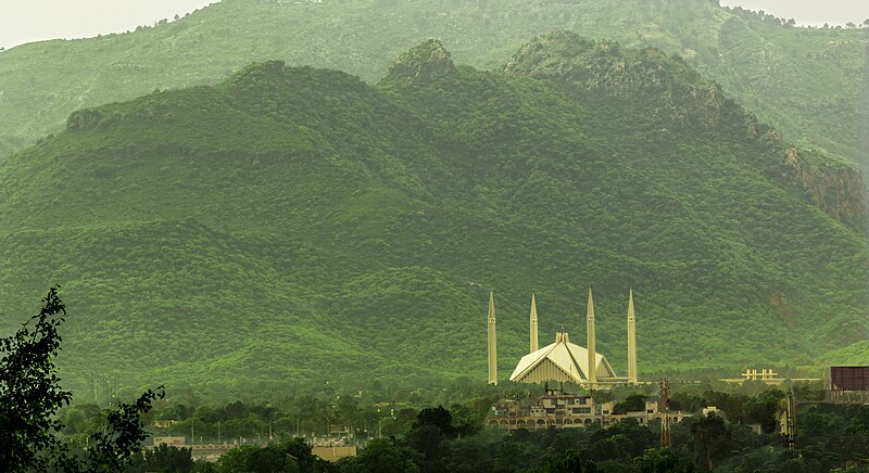 File:In the lap of the hills - Faisal Mosque 02.jpg