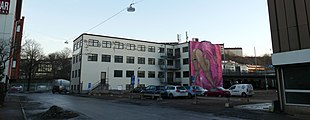 Göteborgska produktioner 2021: byggnadsplank med God Giving a Fuck samt industrifastighet med Lesbisk häxhora.