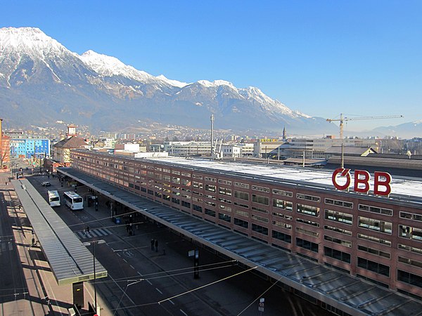 View of the Südtiroler Platz and the station building from the south.