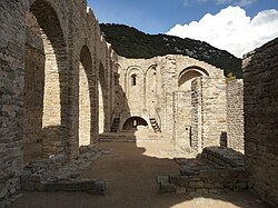 Nau i absis centrals i arc triomfal de l'absis sud rere els pilars. Sant Llorenç del Mont (Alt Empordà)