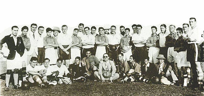 File:Islington Corinthians FC and Dhaka XI team photo in 1937.jpg