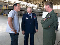 Jon Favreau reuniéndose con miembros de la Fuerza Aérea de EE. UU. durante el rodaje en la base de la Fuerza Aérea Edwards