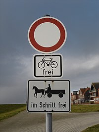Juist rules of the road: no entry except for bicycles and horse-drawn carriages proceeding at walking pace
