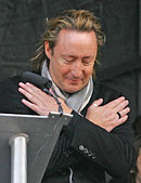 Julian Lennon, fotografato presso il John Lennon Peace Monument nel 2010