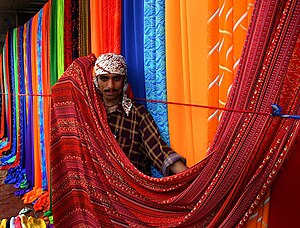 בדים צבעוניים בשוק הטקסטיל בקראצ'י, פקיסטן.