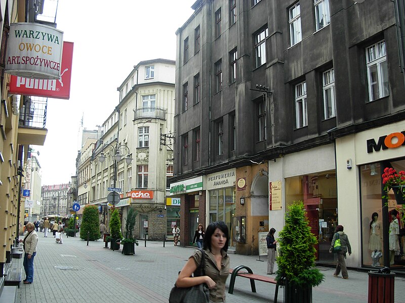 File:Katowice - centrum jedna z ulic.JPG