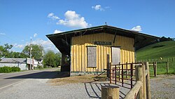 Het oude Kelso Depot, met aan de linkerkant Teal Hollow Road