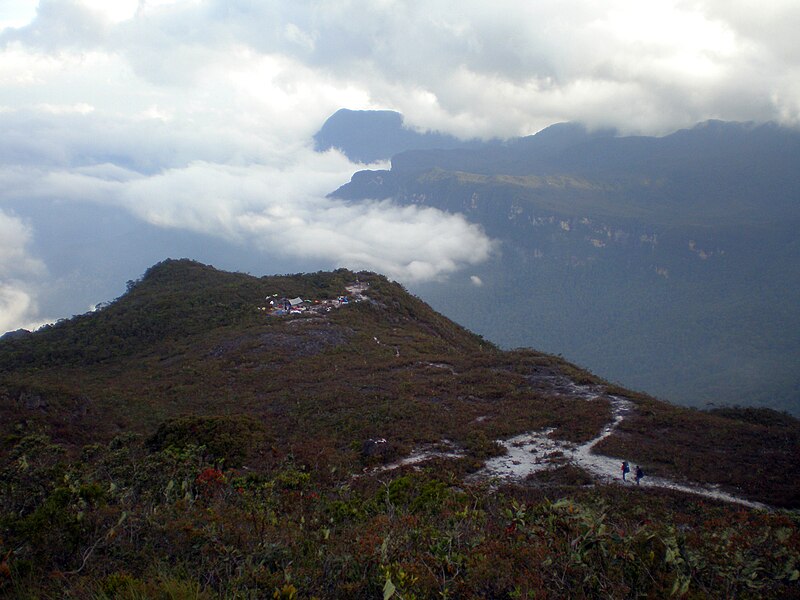 File:Kem Gedung, Gunung Tahan.jpg