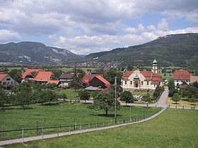 Kestenholz, in the background Klus Balsthal with Neu-Bechburg Castle