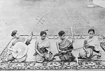 A traditional Siamese female quartet with the early Rattanakosin style clothing