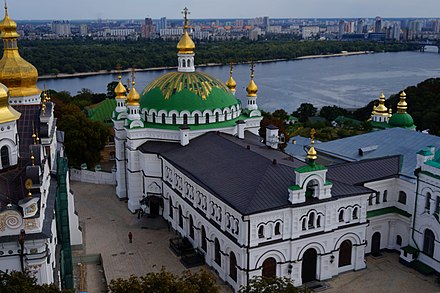 Храмы московской патриархии. Трапезный храм Киево Печерской. Трапезная Церковь Киево-Печерской Лавры. Канцелярия Киевской митрополии. Трапезный храм кресты Печерская Лавра в Киеве.