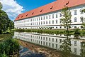 English: South wing and pond Deutsch: Süd-Trakt und Teich