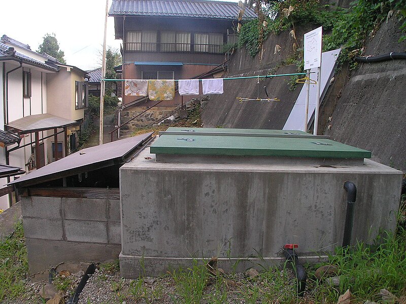 File:Kutsukake-onsen-gensen沓掛温泉源泉.jpg