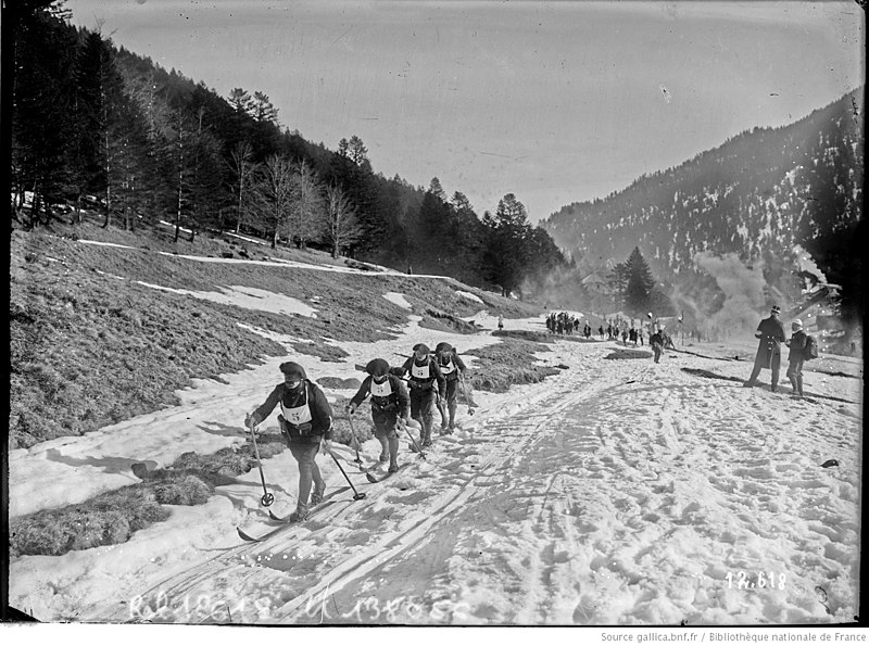 File:Le Lioran, 12 2 11, départ de l'équipe du 1er d'artillerie de montagne dans la course de fond - Agence Rol.jpg