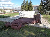 Stanytsia yakınlarında devrilen Lenin heykeli