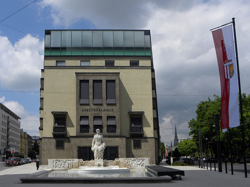 File:Linz-Innenstadt - Arbeiterkammer OÖ mit Brunnen von Alois Dorn.jpg