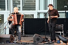 André Minvielle et de l'accordéoniste Lionel Suarez en concert.