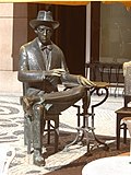 Statue de Fernado Pessoa devant le café "A Brasileira", à Lisbonne