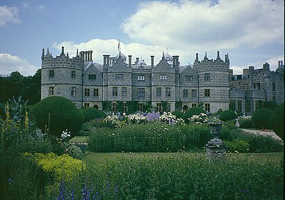 How to get to Longford Castle with public transport- About the place