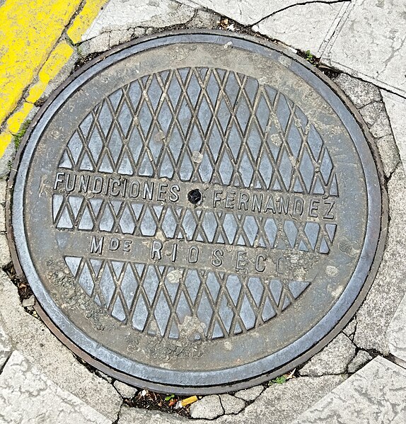 File:Manhole cover in Zamora 42.jpg