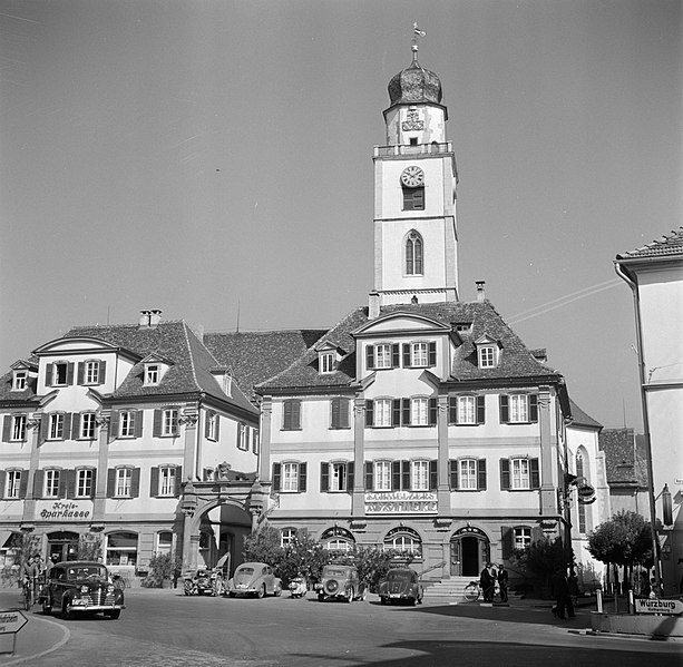 File:Marktplein met de tweelinghuizen en de toren van de St Johanneskerk, Bestanddeelnr 254-3161.jpg