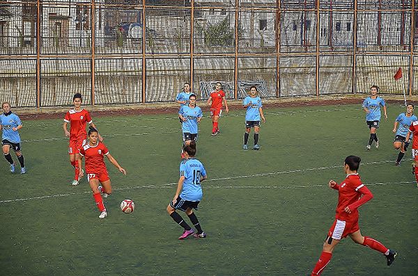 Konak Belediyespor (red) at away match against Marmara Üniversitesi Spor (2013–14 season)