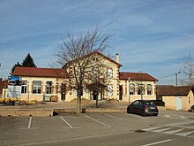 Ang Town Hall ug School of Maubec