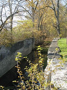 File:Maumee_&_Ohio_canal_(lock_to_dry_bed).JPG