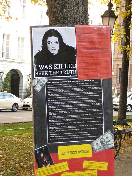 File:Michael-Jackson-Gedenkstätte - 30. Oktober 2011 - Promenadeplatz - 01.JPG