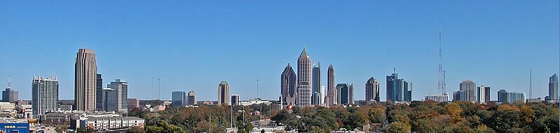 Midtown Atlanta widziana z północnego zachodu, w pobliżu granic hrabstw Cobb i Fulton na rzece Chattahoochee, w kwietniu 2010