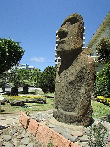File:Moai from One Makaihi Ahu in Viña del Mar - View 01.JPG