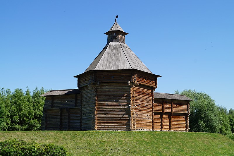 File:Mokhovaya Tower of Sumskoy Stockaded Fort from the 1680s relocated to Kolemenskoye in Moscow (02).jpg